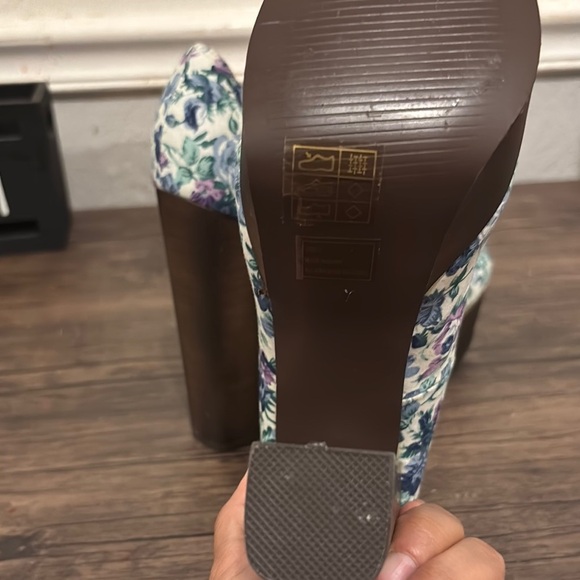 Yoki Floral Print Women's Heels - Picture 4 of 4